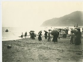 02 Donne alla sciabica con ombrello.jpg